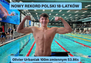 Na zdjęciu Olivier stoi na tle basenu z rękami uniesionymi do góry