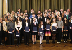 Zdjęcie laureatów nagród Łódzkiego Stowarzyszenia Pomocy Szkole.