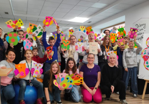 Zdjęcie grupowe uczniów naszej szkoły z seniorami