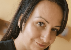 Na zdjęciu pani Justyna Marcinkowska. Zdjęcie z czasu przed chorobą.