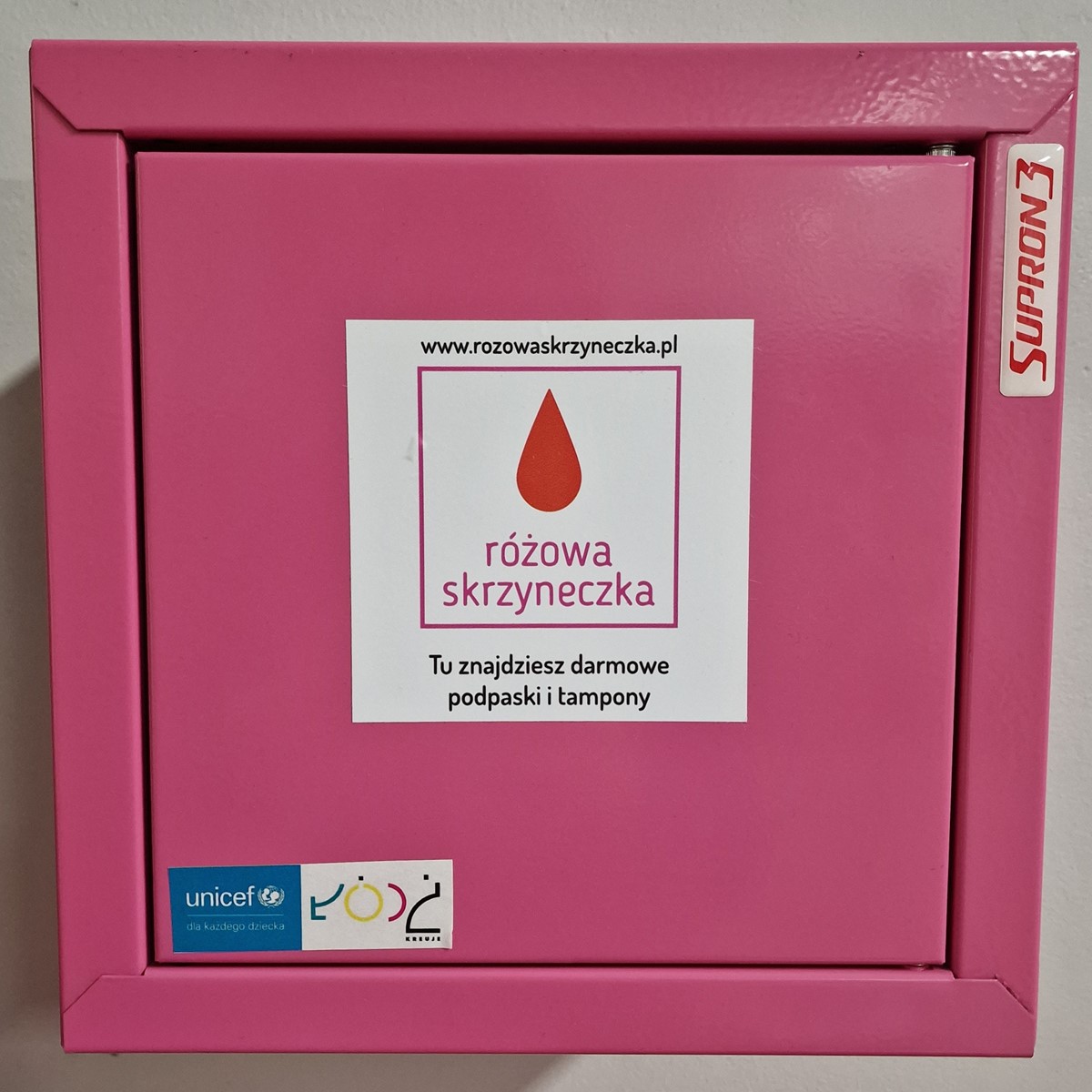 różowa skrzyneczka z naklejką z napisem "różowa skrzyneczka" oraz z logo UNICEF