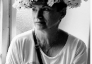 Zdjęcie przedstawia portret p. Marii Oleszkiewicz. Na głowie ma wianek z kwiatów.