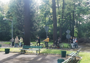 Na parkowych alejkach uczniowie trenują jazdę na rowerze.