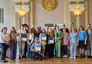 Na zdjęciu uczniowie stypendyści wraz z nauczycielami i dyrektorami swoich szkół oraz organizatorami.