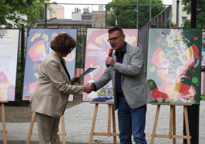 Na zdjęciu senator Artur Dunin przekazuje na ręce pani wicedyrektor Bożeny Nawrockiej podziękowanie dla szkoły i autorów za zorganizowanie projektu.