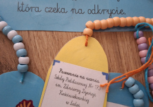 Na stole leżą zakładki przyozdobione koralikami.