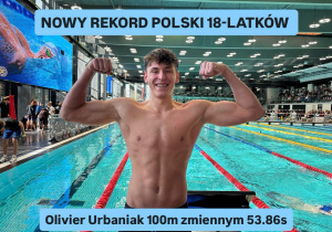 Na zdjęciu Olivier stoi na tle basenu z rękami uniesionymi do góry