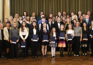 Zdjęcie laureatów nagród Łódzkiego Stowarzyszenia Pomocy Szkole.