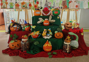 Wystawa konkursowych dyń na szkolnym korytarzu.