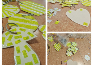 Kolaż złożony z trzech zdjęć. Po lewej stronie zdjęcie przedstawia gotowe prace dzieci, po prawej na dwóch zdjęciach przedstawione są etapy wykonywania odblasków