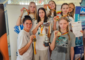 Na zdjęciu uczennice naszej szkoły wraz z trenerką prezentują medale, puchar i dyplom.