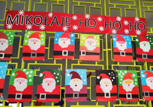 Na kracie wiszą portrety Mikołajów. Powyżej znajduje się napis "Mikołaje ho ho ho"