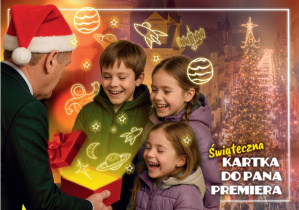 Na tle choinki widać dzieci i dorosłego mężczyznę w garniturze i w czapce mikołaja.