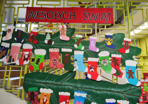 Na kracie wiszą zrobione przez dzieci skarpety świąteczne.