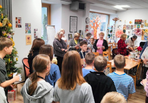 Na zdjęciu spotkanie uczniów z Seniorami w DDP.