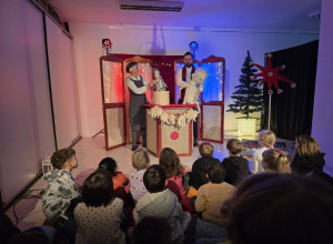 Klasy 1b i 1c na przedstawieniu w Fundacji Ależ Gustawie