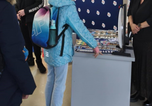 Uczniowie oglądają ofertę szkoły