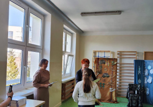 W małej salce gimnastycznej organizatorzy konkursu wręczają nagrodę naszej uczennicy.
