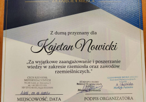 na zdjęciu dyplom dla naszego ucznia