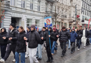 Na ulicy Piotrkowskiej uczniowie naszej szkoły czwórkami idą w rytm poloneza.