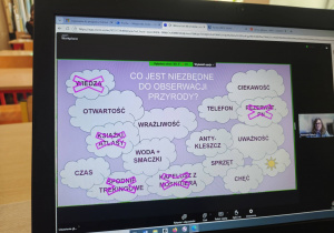 Na ekranie laptopa widać slaj o tym co jest potrzebne do obserwacji przyrody.