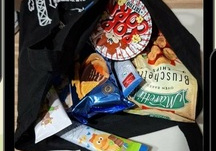 Na zdjęciu widać produkty spożywcze włożone do czarnej torby materiałowej.