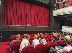 Uczniowie klas siódmych w teatrze