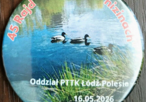 Okrągły znaczek z kaczkami pływającymi po wodzie oraz napisem "45 Rajd "Świstaki w nizinach"".