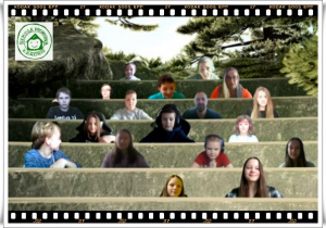 na zdjęciu widać twarze uczniów zgromadzonych na wirtualnym plenerze