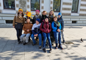 uczniowie na ulicy Piotrkowskiej przy ławeczce Tuwima