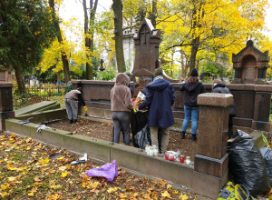 Porządkowanie Starego Cmentarza Porządkowanie Starego Cmentarza