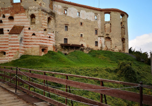 Na wzgórzu widać ruiny zamku Firlejów w Janowcu koło Puław.