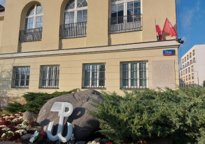 Na zdjęciu widać pomnik upamiętniający akcję odbicia więźniów przewożonych na Pawiak. Obecnie jest to ulica Długa.