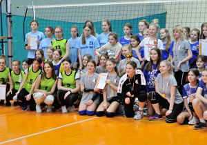 zdjęcie grupowe uczestniczek turnieju finałowego siatkówki, w niebieskich koszulkach reprezentantki naszej szkoły