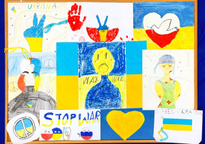 na zdjęciu znajduje sie dziewięć prac uczniów wyrażających sprzeciw przeciw wojnie w Ukrainie, dominujące sa barwy narodowe Ukrainy i Polski, postacie ze smutną miną, ręce z palcami ułożnymi w kształt litery v