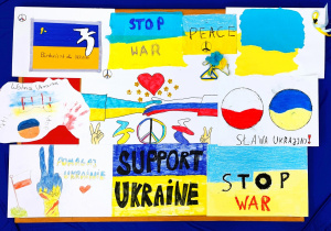 na zdjęciu znajduje się dziewięć prac uczniów wyrażających sprzeciw przeciw wojnie w Ukrainie, dominujące są barwy narodowe Ukrainy i Polski oraz napisy "stop war"