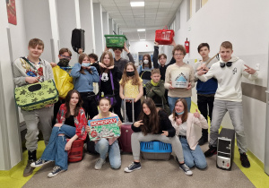 grupa uczniów klasy 8c z walizkami, transporkami dla zwierząt, walizkami jako alternatywa plecaka