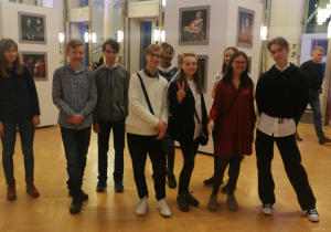 grupa uczniów wraz z opiekunem stoją w foyer Teatru Wielkiego