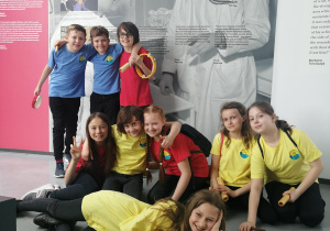 na zdjęciu zespół wokalny reprezentujący naszą szkołę na konkursie - sześć dziewczynek i trzech chłopców