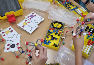 uczniowie tworzą modele atomów z zestawów zakupionych w ramach Laboratoriów Przyszłości