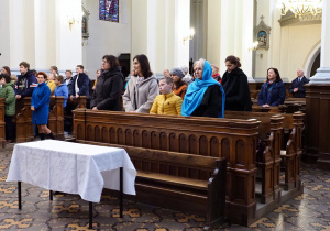 na zdjęciu pani dyrektor oraz delegacja z Ukrainy podczas mszy świętej