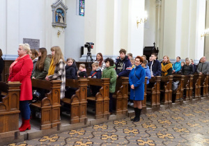 uczniowie uczestniczący w mszy świętej