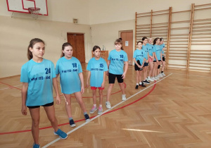 drużyna dziewczynek stoi przy białej linii