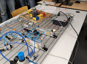 Uczniowie klasy 8c na zajęciach robotyki w ŁCDNiKP