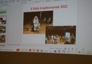 Na zdjęciu slajd z prezentacji, widać dwa zdjęcia. Na jednym fragment przedstawienia, na drugim dzieci odbierające nagrody.