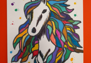 Praca plastyczna - obrazek głowy konia z kolorową grzywą, pod spodem znajduje się napis "Grzywa"