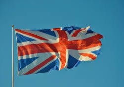 Na zdjęciu na tle nieba na maszcie wisi flaga Wielkiej Brytanii