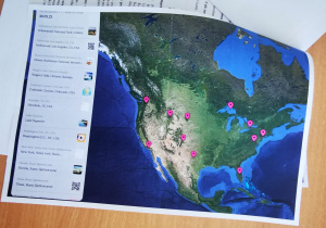 Na zdjęciu widać mapę USA wraz z zaznaczonymi pinezkami. Po lewej stronie znajdują się opisy miejsc zaznaczonych pinezkami.