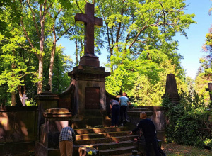 Klasy ósme porządkują groby na cmentarzu