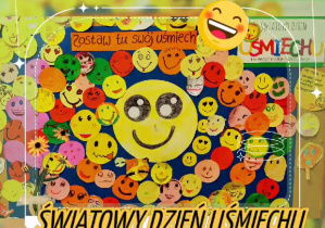 Na zdjęciu tablica korkowa, na której znajdują się okrągłe znaczki z uśmiechniętą miną. Znaczki są w kolorach żółtym, czerwonym, różowym, pomarańczowym. Na dole zdjęcia znajduje się napis "Światowy Dzień Uśmiechu".